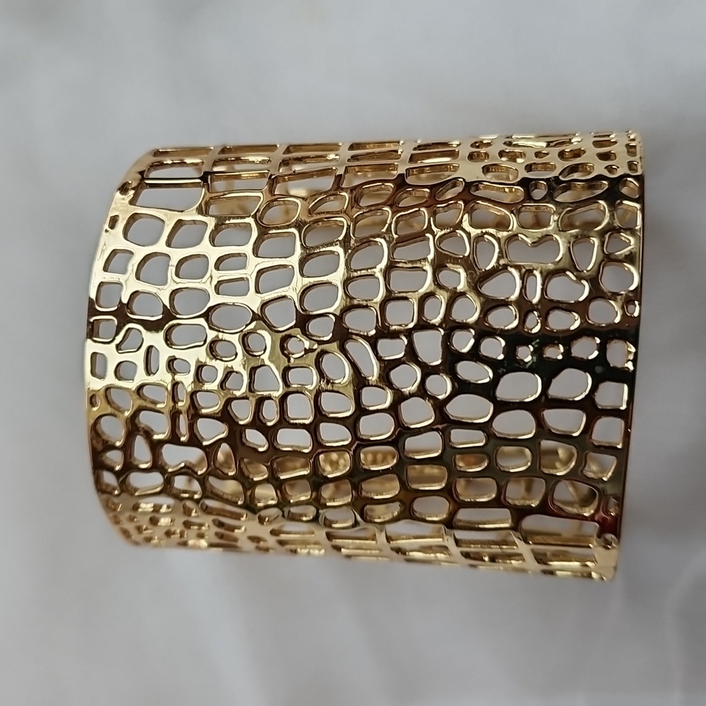 FABULOUS PRE-OWNED BCBGMAXAZRIA GOLDTONE CUFF BRACELET